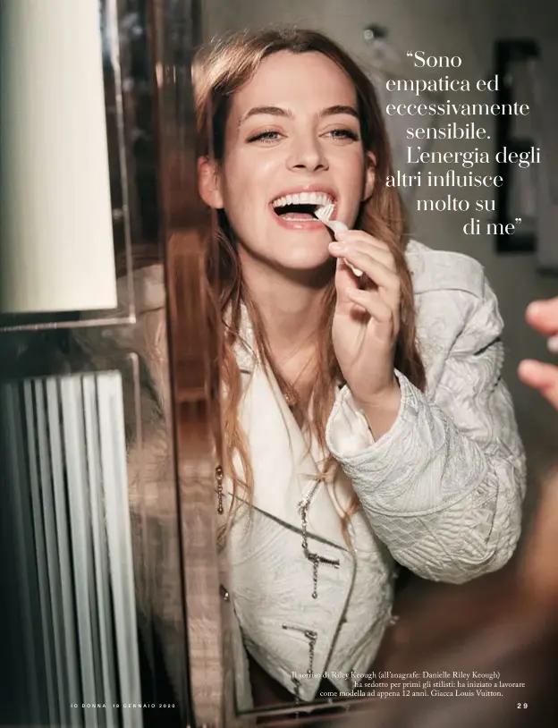  ??  ?? Il sorriso di Riley Keough (all’anagrafe: Danielle Riley Keough) ha sedotto per primi gli stilisti: ha iniziato a lavorare come modella ad appena 12 anni. Giacca Louis Vuitton.