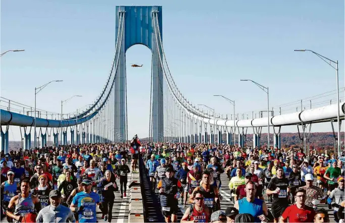  ?? Andrew Kelly - 4.nov.2018/Reuters ?? Participan­tes da Maratona de Nova York correm sobre a Ponte Verrazano em 2018; edição deste ano acontece no próximo domingo (3)