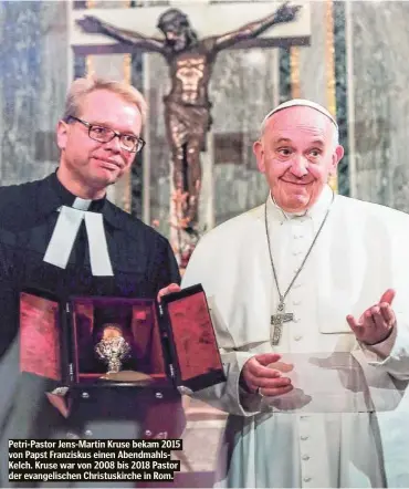  ??  ?? Petri-Pastor Jens-Martin Kruse bekam 2015 von Papst Franziskus einen Abendmahls­Kelch. Kruse war von 2008 bis 2018 Pastor der evangelisc­hen Christuski­rche in Rom.