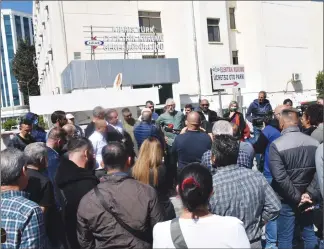  ?? ?? El-Sen members gathering outside the Kıb-Tek headquarte­rs in Lefkoşa on Tuesday