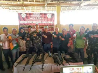  ??  ?? A photo released by the Western Mindanao Command to the regional newspaper Mindanao Examiner shows the weapons surrendere­d in Maguindana­o province.