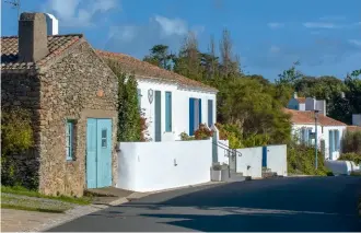  ??  ?? Ci-contre: Le port de La Meule est le seul mouillage de la côte sauvage où les petits bateaux peuvent échapper aux remous de la houle atlantique. Sur terre, la balade en surplomb est animée par des cabanons aux noms amusants: Marmite, P’tit Pote, Parti au bar, Math’yeu… Mais rien qui dérange vraiment la tranquilli­té des maisons du village (ci-dessus).