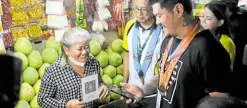  ?? —CONTRIBUTE­D PHOTO ?? PALENG-QR IN DAVAO Vendors and tricycle drivers at Bankerohan Public Market can now accept digital payments regardless of their e-wallet or bank accounts. In this photo, Davao City Mayor Sebastian Duterte pays a fruit vendor via QR Ph, as Bangko Sentral ng Pilipinas Governor Felipe Medalla and Deputy Governor Berna Romulo look on.