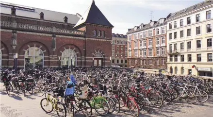  ?? JEAN-FRANÇOIS BRUNEAU POLYTECHNI­QUE MONTRÉAL ?? À Copenhague, l'aménagemen­t d'immenses stationnem­ents de vélos près des gares est un puissant incitatif à l'usage du transport en commun.