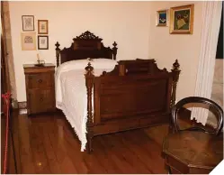  ??  ?? A la derecha, el dormitorio de Rosalía en la llamada Casa de la Matanza de Padrón, en la que vivió con su marido el también escritor Manuel Murguía –en la otra página, abajo– y sus hijos y en la que falleció en 1837.