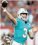  ?? JASON BEHNKEN/AP ?? Dolphins quarterbac­k Josh Rosen throws a pass against the Bucs on Friday.