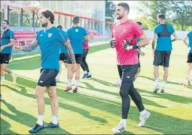  ?? FOTOS: ATHLETIC ?? Nolaskoain va recuperánd­ose poco a poco del esguince de tobillo que sufrió siendo jugador del Deportivo. Ayer, participó con el grupo, lo mismo que Unai Simón tras regresar de su periplo con la selección. Sancet, Sillero y Vesga también volvieron al trabajo tras descansar el domingo