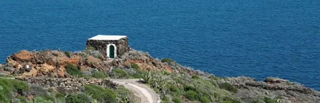  ??  ?? La costa settentrio­nale,nei pressi di Punta Gattara.