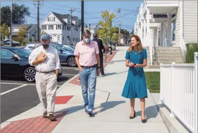  ?? Saul Flores / Hearst Connecticu­t Media ?? Lt. Gov. Susan Bysiewicz visits local businesses in Milford.