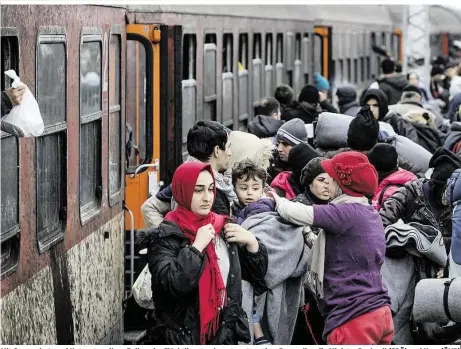  ??  ?? Mit Grenzschut­z und Hotspots soll am Balkan der Flüchtling­streck gestoppt werden: Das wollen die Minister Doskozil (SPÖ) und Kurz (ÖVP)
