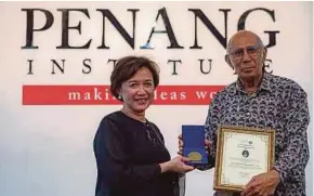  ?? DavID Loh ST. PIC by ?? Professor Datuk Dr Adeeba Kamarulzam­an receiving an award from Datuk Seri (Dr) Anwar Fazal, president of the Dr Wu Lien-Teh Society.
