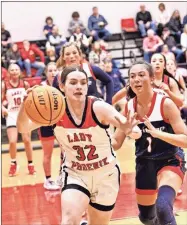  ?? Barbara hall ?? Sonoravill­e sophomore forward Layla Townsend uses a high dribble to get away from a Heritage defender.