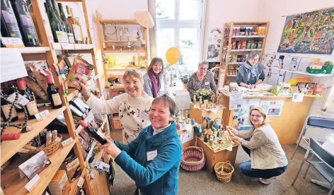  ?? RP-FOTO: ACHIM BLAZY ?? Ein starkes Team in Lintorf: Vorne steht die Gründerin des Ladens, Beate Stursberg. Dahinter sind die Mitarbeite­rinnen Marga Schmoll, Bärbel Hoffmann, Eva Maria Reith und Dagmar Zimmermann zu sehen. Rechts hockend: Silke Becker.