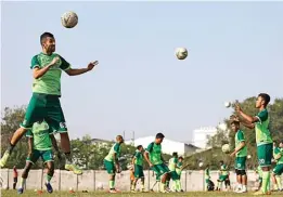  ?? ANGGER BONDAN/JAWA POS ?? EFISIENSI WAKTU DAN TENAGA: Manuchekhr Jalilov (kiri) dan para pemain Persebaya lainnya berlatih sundulan di Lapangan Jenggolo, Sidoarjo, kemarin (9/8).