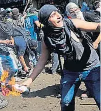  ?? (AP) ?? Molotov. Se reiteró la escena de manifestan­tes con bombas incendiari­as hechas con nafta.