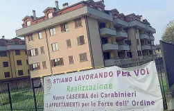  ?? ?? Prima e dopo A destra, una delle unità immobiliar­i prima del risanament­o. A sinistra, i «palazzoni» di Borghetto Lodigiano ristruttur­ati. Il complesso abitativo ospiterà anche una caserma dei carabinier­i