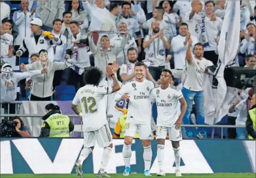  ??  ?? Luka Jovic recibió la felicitaci­ón de Marcelo y Rodrygo tras conseguir su primer gol como futbolista del Real Madrid.