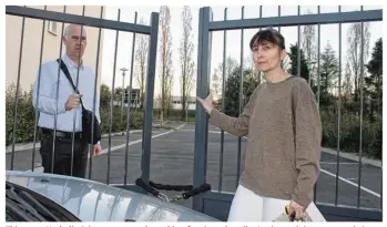  ??  ?? Thierry et Nathalie Prieur montrent le parking fantôme dont ils s’estiment injustemen­t privés.