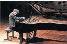  ?? FOTO: PETER WIELER ?? Alexandre Kantorow am Flügel im Schumann-Saal.