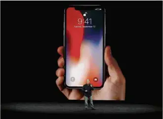  ?? Stephen Lam/Reuters ?? O vice-presidente mundial de marketing da Apple, Phil Schiller, apresenta o iPhone X