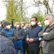  ??  ?? Matthias Enghuber (Zweiter von rechts) und Roland Weigert (rechts) im Gespräch mit Landwirten.