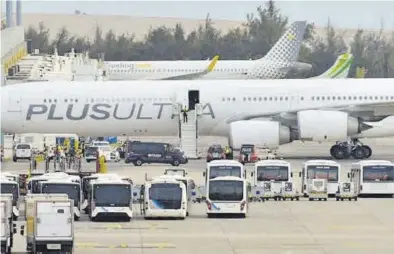  ?? EL PERIÓDICO ?? Un avión de Plus Ultra tras aterrizar en el aeropuerto de Gran Canaria en abril.