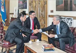  ?? MANUEL HERRERA / OEA ?? Cita. Luis Almagro se reunió con Christian Segarra y Ricardo Rivas familiares de los periodista­s asesinados.