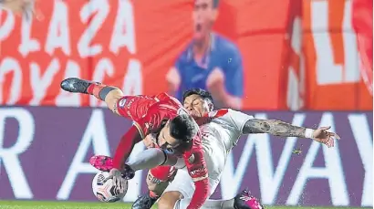  ?? AP ?? Se lucha. También de eso hubo en el estadio Maradona. Enzo Pérez cruza fuerte a un adversario.
