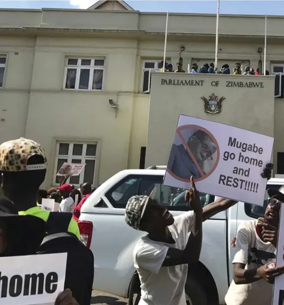  ??  ?? PROTESTER. Flera tusen människor har samlats utanför parlamente­t i Harare för att kräva Robert Mugabes avgång.