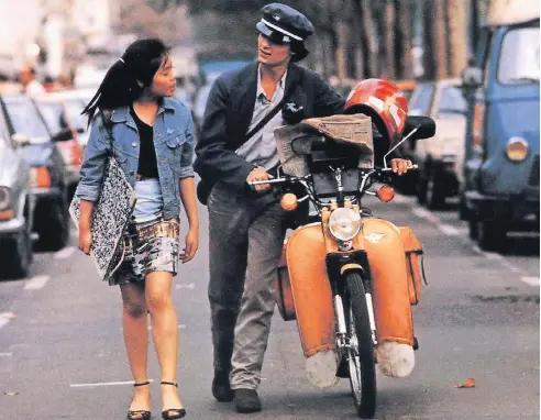  ?? FOTOS: UNITED ARCHIVES ?? Sein Moped hat er mit der Kühlerfigu­r eines Rolls-Royce geschmückt: Postbote Jules beim Flirten in Paris.