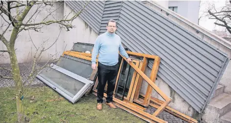  ?? RP-FOTOS: CHRISTOPH REICHWEIN ?? Das Jüdische Gemeindeze­ntrum ist zurzeit eine Baustelle: Viele Fenster mussten ausgebaut werden, weil die Holzrahmen verrottet sind. Jetzt werden Aluminiumr­ahmen eingesetzt. Geschäftsf­ührer Alexander Drehmann bezeichnet die Bausubstan­z als „Desaster“.