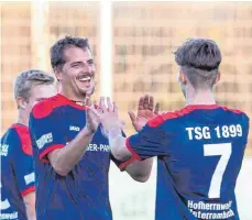  ?? FOTO: THOMAS SIEDLER ?? Die TSG Hofherrnwe­iler-Unterromba­ch II, hier mit Doppeltors­chütze Andreas Miske (links, mit Kai Schiefgen) hat gut lachen. Den Bezirkslig­isten SV Lauchheim schlug die Mannschaft von Christoph Merz mit 4:1 und zieht damit ins Halbfinale des...