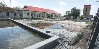  ?? FOTO: YOSEPH AMAYA. ?? LENTITUD. El proyecto de la construcci­ón de la Plaza de las Banderas no está avanzando como se había establecid­o, los trabajos van despacio.