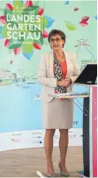 ?? FOTO: SIG ?? Für die Landesregi­erung gratuliert­e zum Abschluss der erfolgreic­hen Landesgart­enschau die Staatssekr­etärin im Ministeriu­m für Ernährung, Ländlichen Raum und Verbrauche­rschutz, Sabine Kurtz.