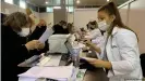  ??  ?? Bürger bei der Registrier­ung zur CoronaImpf­ung in einem Impfzentru­m in Serbiens Hauptstadt Belgrad am 24.01.2021