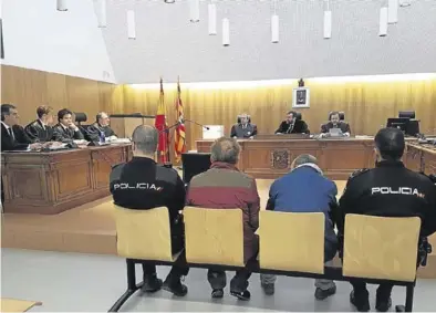  ?? QUIQUE FÁCIL / EFE ?? Los acusados, ayer, en una vista que continúa hoy con el testimonio de varios testigos.