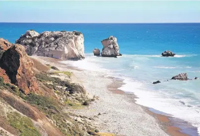  ?? FOTO: THINSKTOCK/TONY BAGGETT ?? An der Schnellstr­aße zwischen Limassol und Paphos ragt ein Felsen aus dem Meer. Geboren aus dem Schaum, soll hier die Schönste aller Schönen aus dem Meer entstiegen sein: Aphrodite.