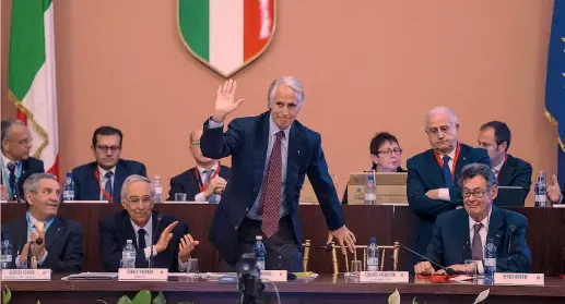  ?? ANSA ?? Giovanni Malagò, 58 anni, ringrazia dopo la proclamazi­one della conferma da presidente Coni: seduto a destra il suo sfidante Sergio Grifoni, 78