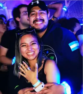  ?? CorTesÍA ?? ¡Más que felices! Los hondureños Eduardo Rojas y Mónica Hernández luego de compromete­rse este sábado 19 de marzo, durante el concierto de Coldplay en Costa Rica.