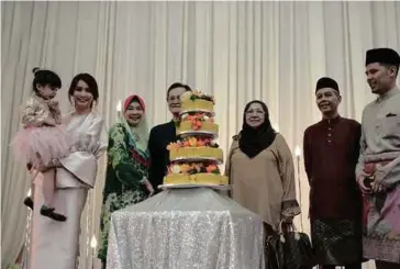  ??  ?? AWAL bersama kakak (tiga dari kiri), ibu bapa dan
bapa mentua.