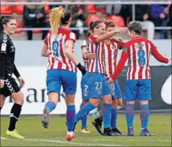  ??  ?? GOLEADA. El Atlético celebra uno de los goles de Sonia Bermúdez.
