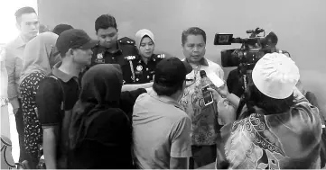  ??  ?? Alijus (second right) speaking to media representa­tives at the new Tawau Ferry Terminal.