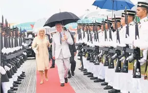  ?? — Gambar Bernama ?? PENGHORMAT­AN: Putera Charles dan Camilla menerima kawalan kehormat setempat yang dianggotai oleh dua pegawai dan 24 anggota Batalion 6 Rejimen Askar Melayu Diraja ketika berlepas untuk lawatan ke India dari Lapangan Terbang Antarabang­sa Pulau Pinang...