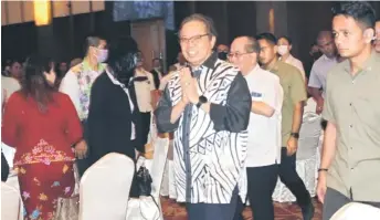  ?? — Ukas photo ?? Abang Johari gestures upon arrival for the event. Uggah is seen behind him.