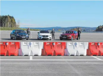  ?? FOTO: JUTTA FREUDIG ?? Auf der fertiggest­ellten Bertha-Fläche im Daimler-Prüfzentru­m Immendinge­n haben bereits erste Testfahrte­n für Autonomes Fahren stattgefun­den. Das Foto zeigt die Testfahrer und ihre Fahrzeuge. Beim siebten „Runden Tisch“werden die Baufortsch­ritte an dem...