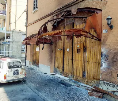  ??  ?? Chiuso Il ristorante Il randagio di via Marco Emilio Lepido è stato investito in pieno dall’onda di calore