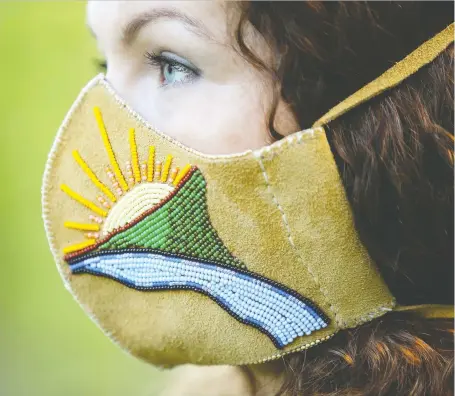  ?? MICHELLE BERG ?? Cree artist Vanessa Hyggen sports a beaded mask she has created. She says beading ‘deflates anxiety’ in these stressful days