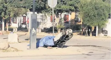  ?? FOTO: EL DEBATE ?? &gt; El motociclis­ta quedó arriba de la banqueta.