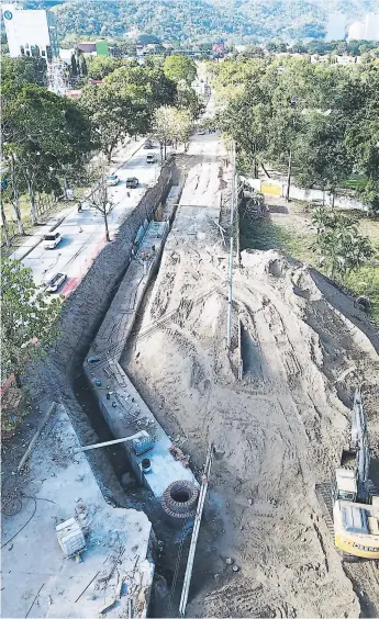  ?? FOTO DRONE: YOSEPH AMAYA ?? OBRA. Actualment­e la Municipali­dad invierte en el sistema pluvial y se construye varios colectores, entre ellos el del bulevar Peraza que está bien avanzado.