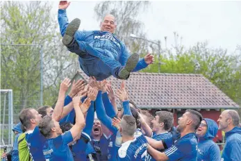  ?? FOTO: THOMAS WARNACK ?? Endlich, geschafft: Aufstieg in die Bezirkslig­a. Die Spieler der Sportfreun­de Hundersing­en lassen Meistertra­iner Manfred Pütz hochleben.